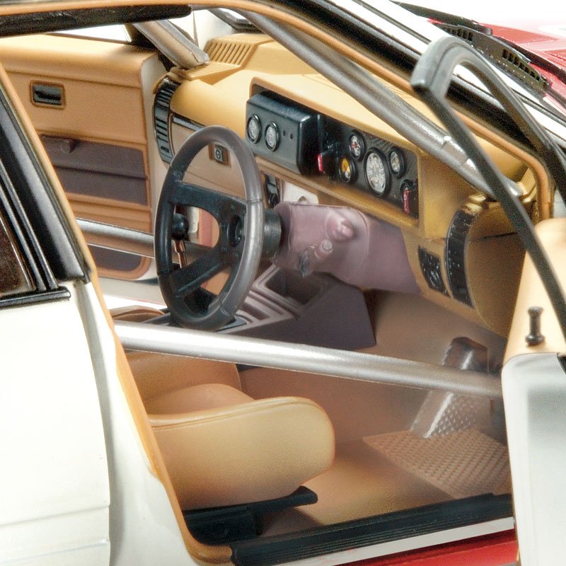 1:18 Classic Carlectables Holden VH Commodore 1983 Bathurst Winner 18305