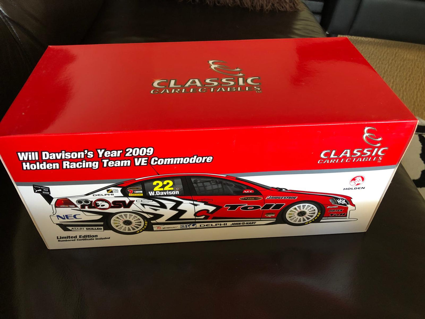 1:18 Holden VE Commodore 2009 Holden Racing Team Will Davison 18381 Classic Carlectables
