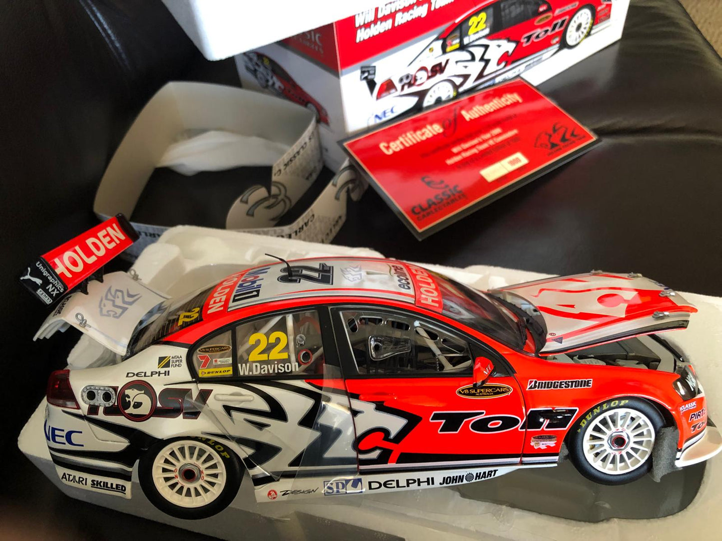 1:18 Holden VE Commodore 2009 Holden Racing Team Will Davison 18381 Classic Carlectables